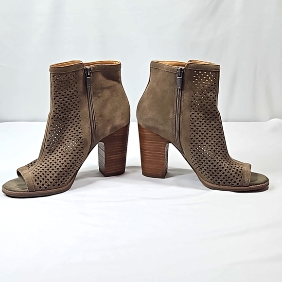 Lucky Brand Gray Suede Heeled Boots Sz 8.5 - Picture 3 of 8